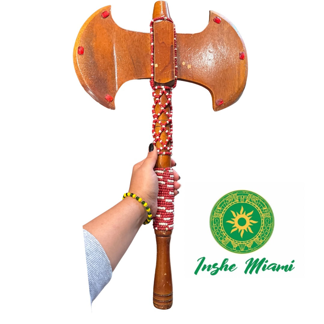 Hacha de Madera con Cuentas