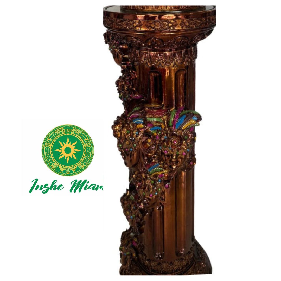 Pedestal con Adornos en Relieve