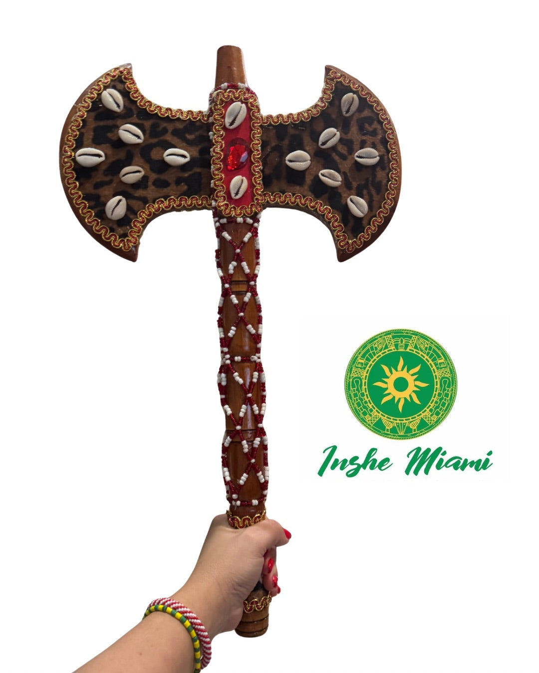 Hacha de Madera con Cuentas