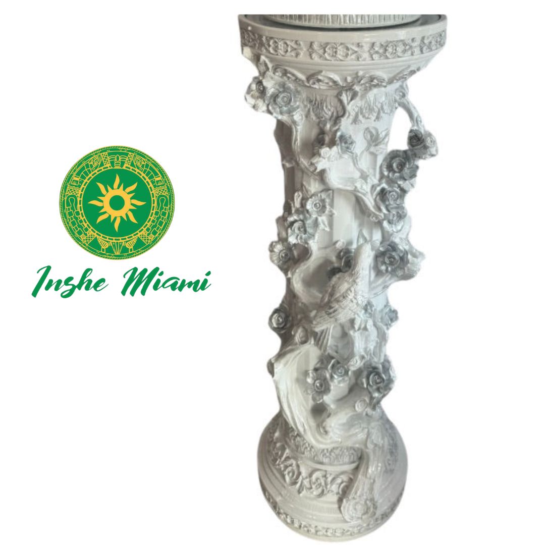 Pedestal con Adornos en Relieve