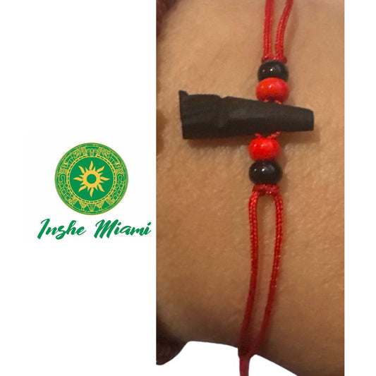 Pulso Rojo con Mano Azabache