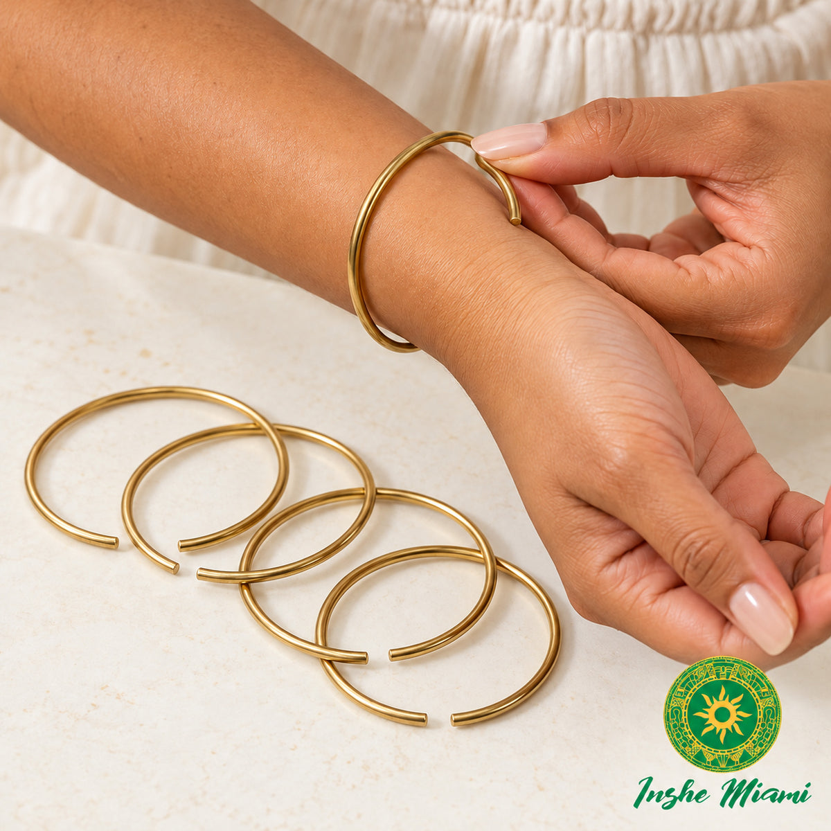Pulsos de Oshún en Bronce – Set de 5 Manillas Abiertas Ajustables | Inshe Miami
