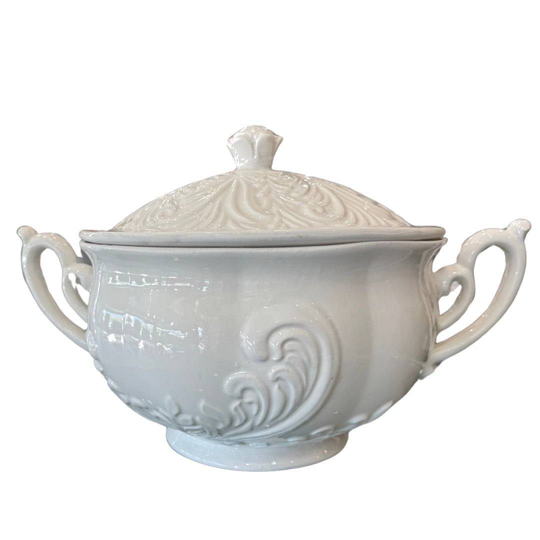 Sopera blanca mediana de porcelana con asas y relieve, 13 pulgadas